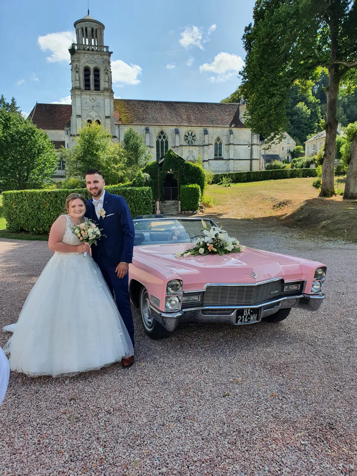 Cadillac DeVille cabriolet rose 1968 lors d’un événement mariage ou rétro